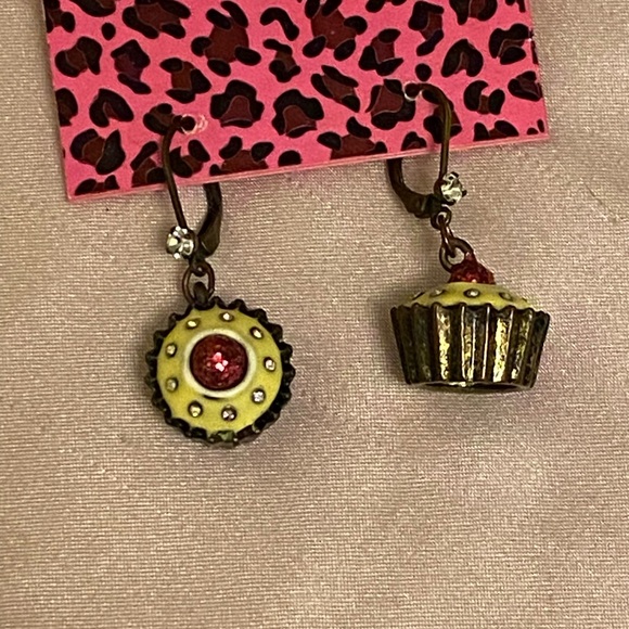 NWT Betsey Johnson cupcake dangle earrings - Picture 2 of 5